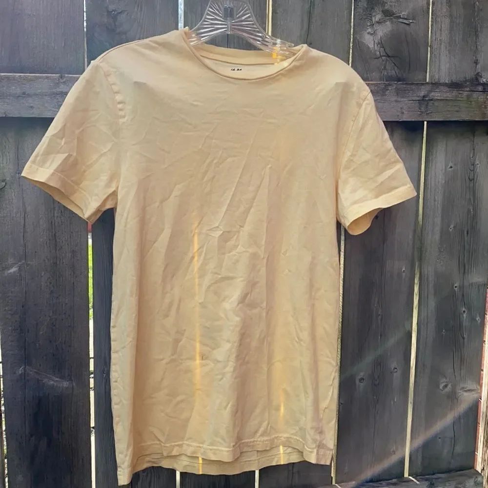 H&M yellow tee sz. XS
